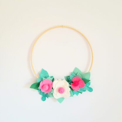 Couronne de fleurs rose et feuillage vert création en feutrine de laine par l'Atelier Jocha