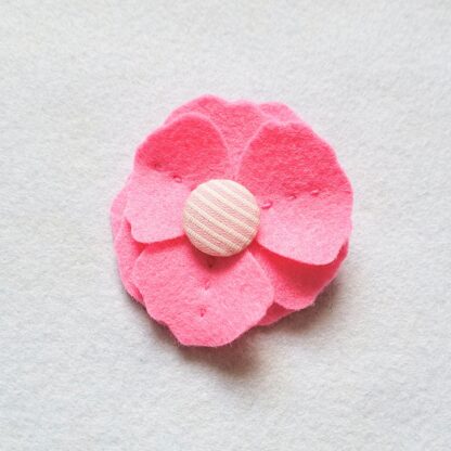 Fleur rose broche bouton rayé accessoire par l'Atelier Jocha