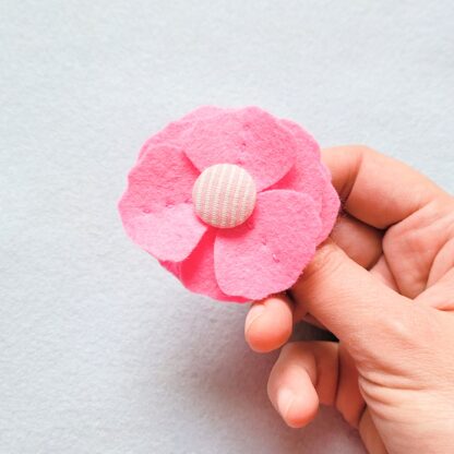 Fleur rose broche bouton rayé accessoire par l'Atelier Jocha