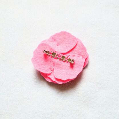 Fleur rose broche bouton rayé accessoire par l'Atelier Jocha