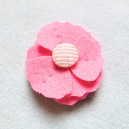 Fleur rose broche bouton rayé accessoire par l'Atelier Jocha