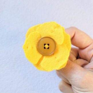 Fleur jaune bouton vintage en feutrine de laine création artisanale par l'Atelier Jocha