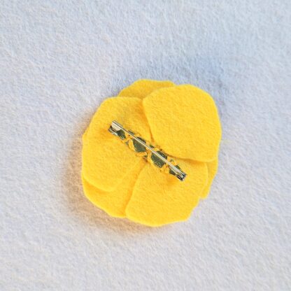 Fleur jaune bouton vintage en feutrine de laine création artisanale par l'Atelier Jocha