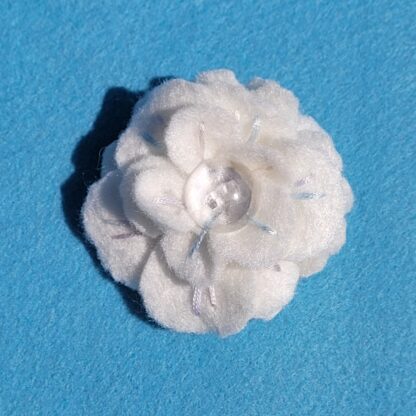 Broche fleur blanche bouton bulle par l'Atelier Jocha
