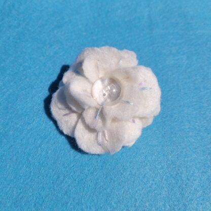 Broche fleur blanche bouton bulle par l'Atelier Jocha