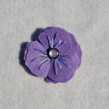 Broche fleur mauve bouton nacré atelier jocha