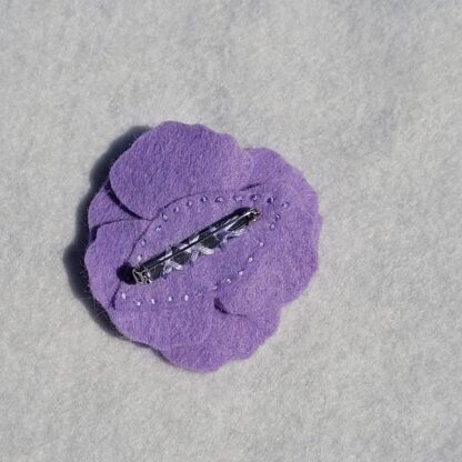 Broche fleur mauve bouton nacré atelier jocha