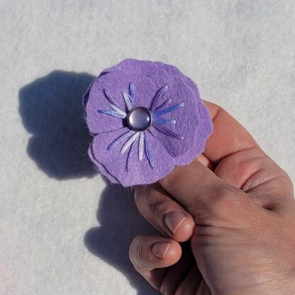 Broche fleur mauve bouton nacré atelier jocha