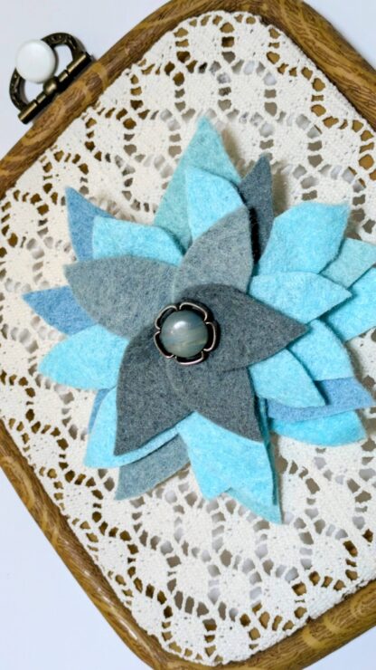 Cadre fleurs et dentelles style vintage création déco par l'Atelier Jocha