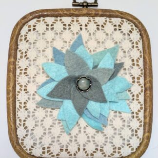 Cadre fleurs et dentelles style vintage création déco par l'Atelier Jocha