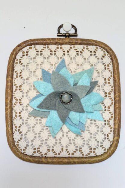 Cadre fleurs et dentelles style vintage création déco par l'Atelier Jocha