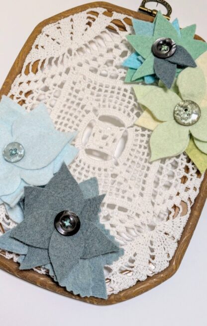 Cadre fleurs et dentelles style vintage création déco par l'Atelier Jocha