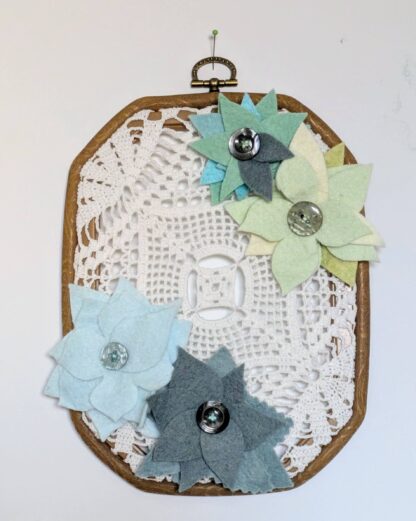 Cadre fleurs et dentelles style vintage création déco par l'Atelier Jocha