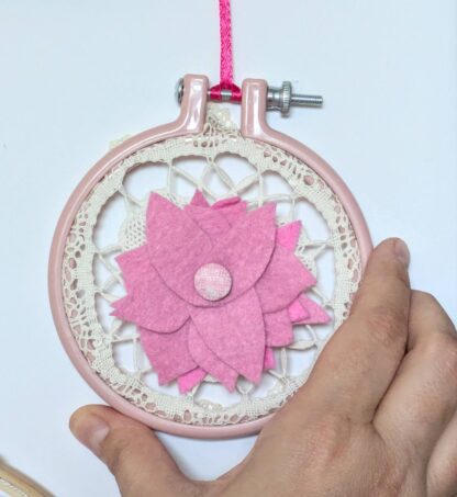 Cadre fleurs et dentelles style vintage création déco par l'Atelier Jocha