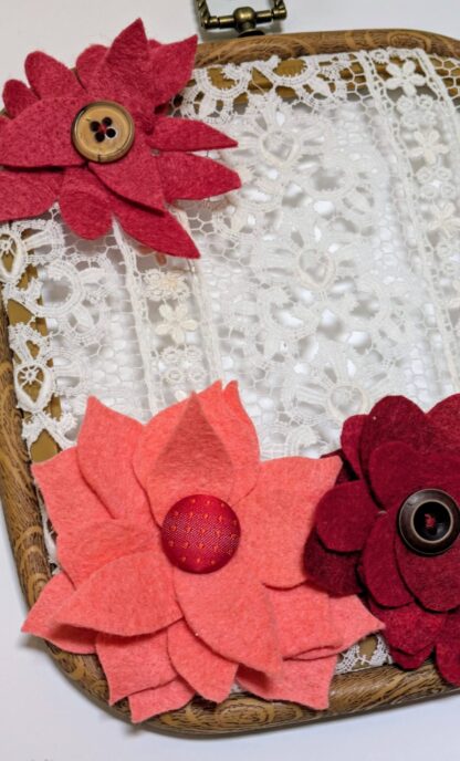 Cadre fleurs et dentelles style vintage création déco par l'Atelier Jocha