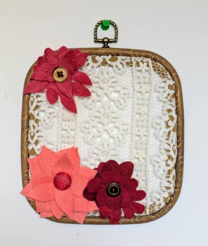 Cadre fleurs et dentelles style vintage création déco par l'Atelier Jocha