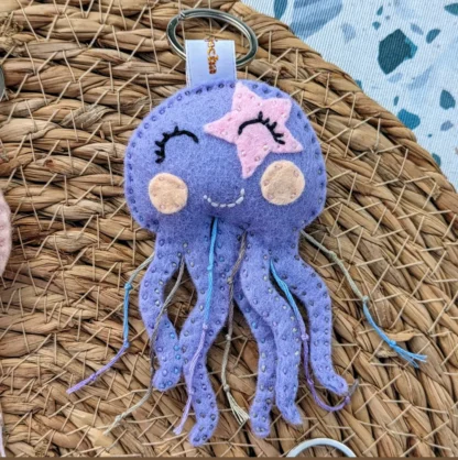 Porte-clé Méduse mauve création en feutrine par l'Atelier Jocha