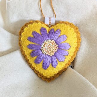 Coeur jaune broderie mauve décoration fait-main par l'Atelier Jocha