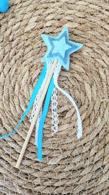 Baguette magique bleue par l'Atelier Jocha