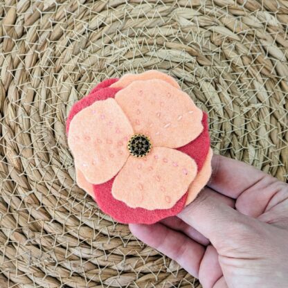 Grande pince fleur rouge et corail bouton noir doré – Image 4