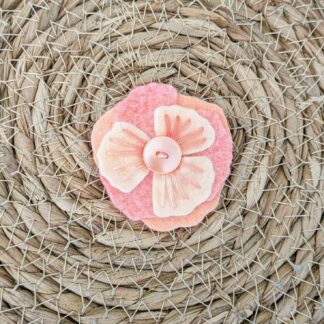 Pince fleur corail avec un bouton vintage. Création en feutrine de laine par l'Atelier Jocha