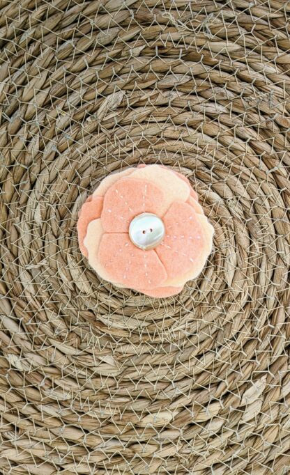 Grande pince fleur corail bouton nacré Atelier Jocha