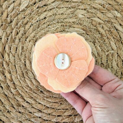 Grande pince fleur corail bouton nacré Atelier Jocha