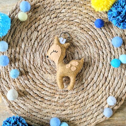 Porte-clés biche en feutrine de laine création artisanale par l'Atelier Jocha