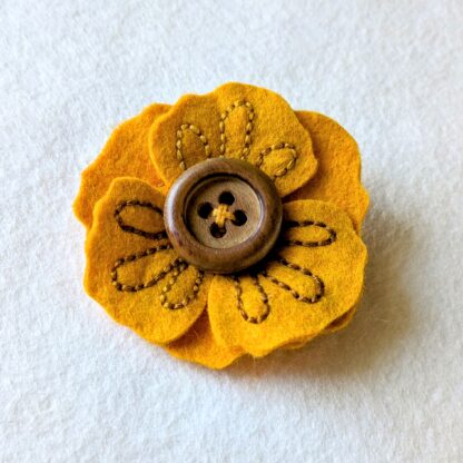 Broche florale couleur curry brodée fait-main par l'Atelier Jocha