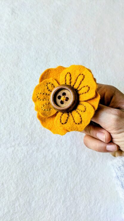 Broche curry bouton vintage – Image 3