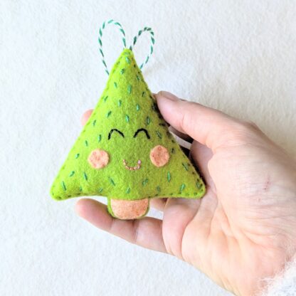 Sapin de Noël en feutrine de laine vert fluo artisanal fabriqué par l'Atelier Jocha