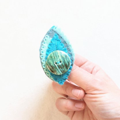 Broche feuillage turquoise et vert en feutrine par l'Atelier Jocha