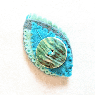 Broche en feutrine de laine, en forme de feuillage, création artisanale par l'Atelier Jocha
