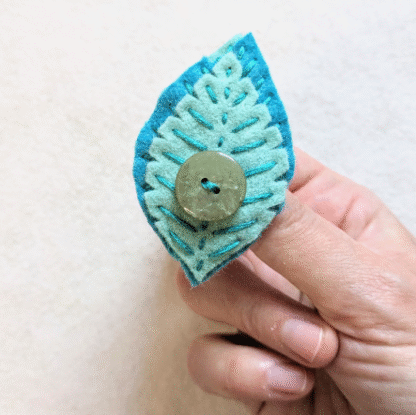 Broche feuillage turquoise en feutrine de laine création de l'Atelier Jocha