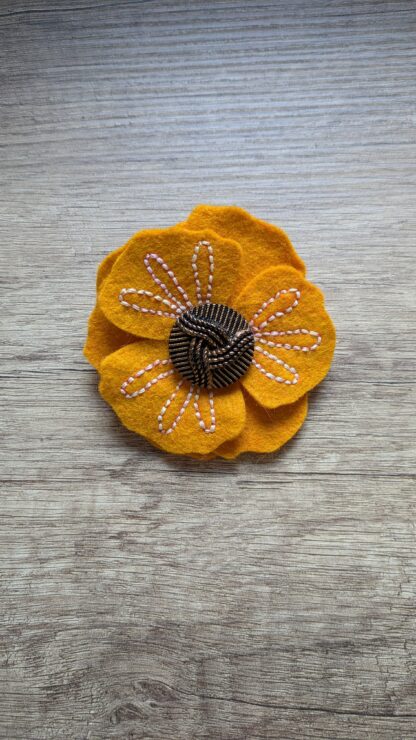 broche fleur brodée safran