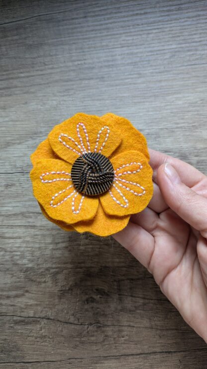 Broche fleur brodée safran atelier jocha