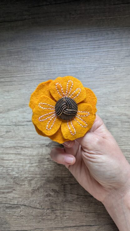 Broche fleur brodée safran – Image 4