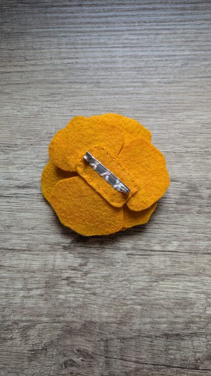 Broche fleur brodée safran – Image 5