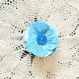 Broche fleur bleue atelier jocha