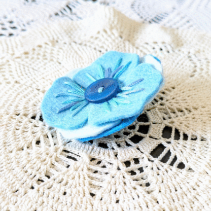 Broche fleur bleue atelier jocha
