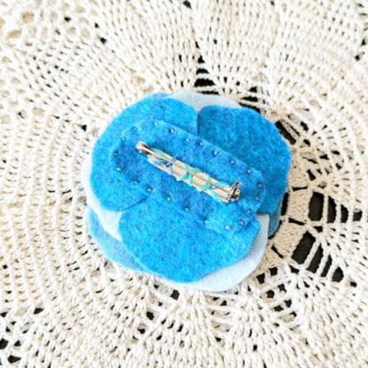Broche fleur bleue atelier jocha
