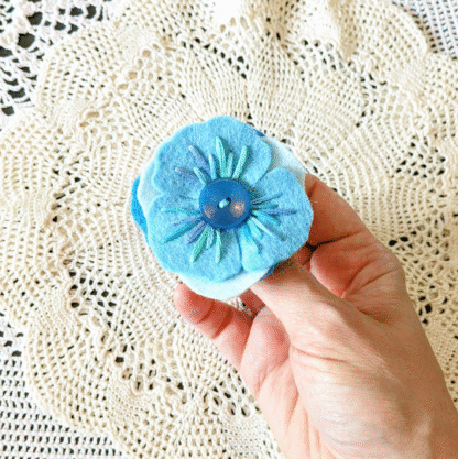 Broche fleur bleue atelier jocha
