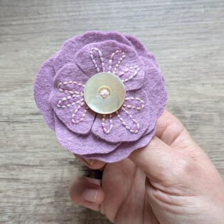 broche fleur violette brodée création artisanale en feutrine de laine par l'Atelier Jocha