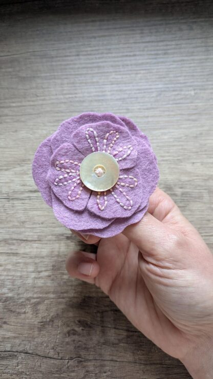 broche fleur violette brodée création artisanale en feutrine de laine par l'Atelier Jocha