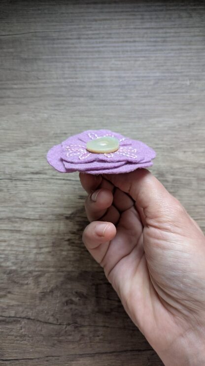 broche fleur violette brodée création artisanale en feutrine de laine par l'Atelier Jocha