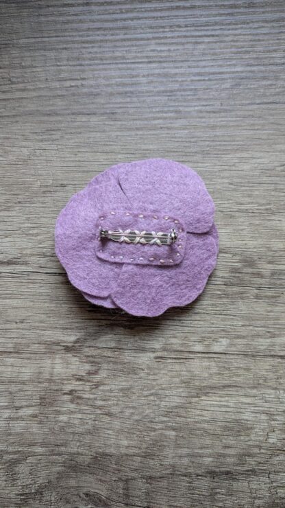 broche fleur violette brodée création artisanale en feutrine de laine par l'Atelier Jocha