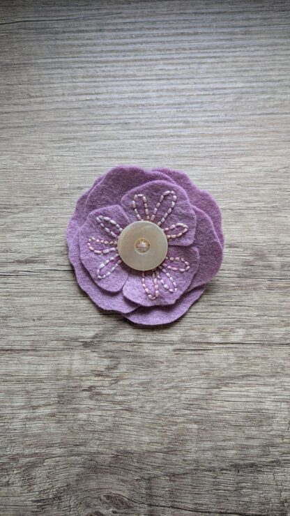 broche fleur violette brodée création artisanale en feutrine de laine par l'Atelier Jocha