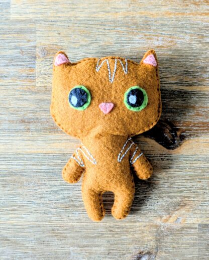 Chat roux artisanal en feutrine brodé création fait-main par l'Atelier Jocha