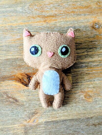 Chat beige en feutrine de laine décoration par l'Atelier Jocha