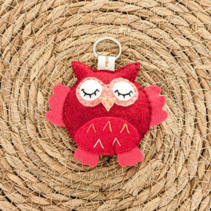 Porte-clés chouette hibou rouge en feutrine de laine, création artisanale par l'Atelier Jocha